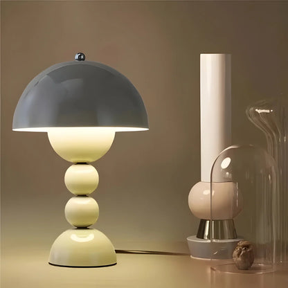 Moderne Tafellamp in Scandinavisch Ontwerp met Gouden Accenten