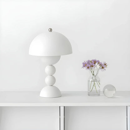 Moderne Tafellamp in Scandinavisch Ontwerp met Gouden Accenten