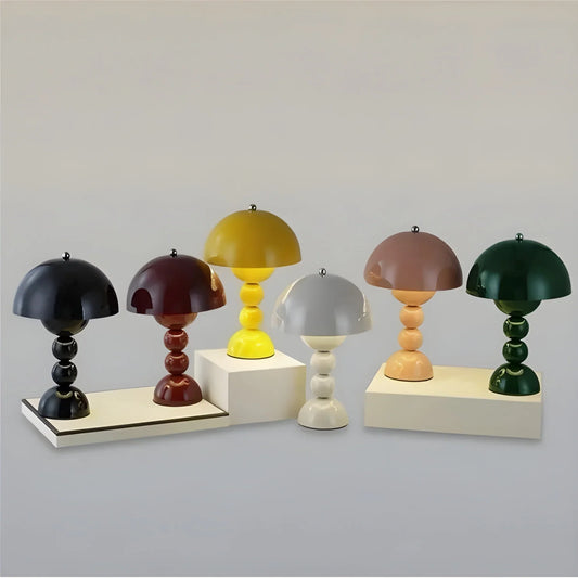 Moderne Tafellamp in Scandinavisch Ontwerp met Gouden Accenten