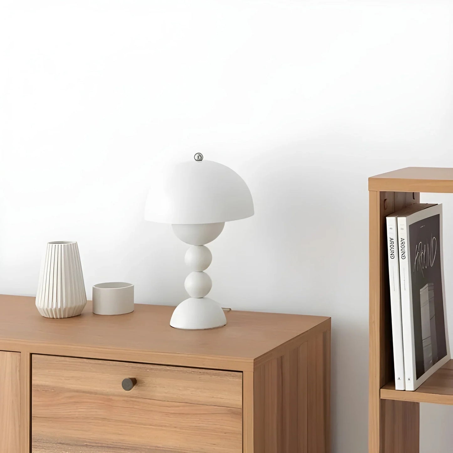 Moderne Tafellamp in Scandinavisch Ontwerp met Gouden Accenten