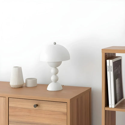 Moderne Tafellamp in Scandinavisch Ontwerp met Gouden Accenten