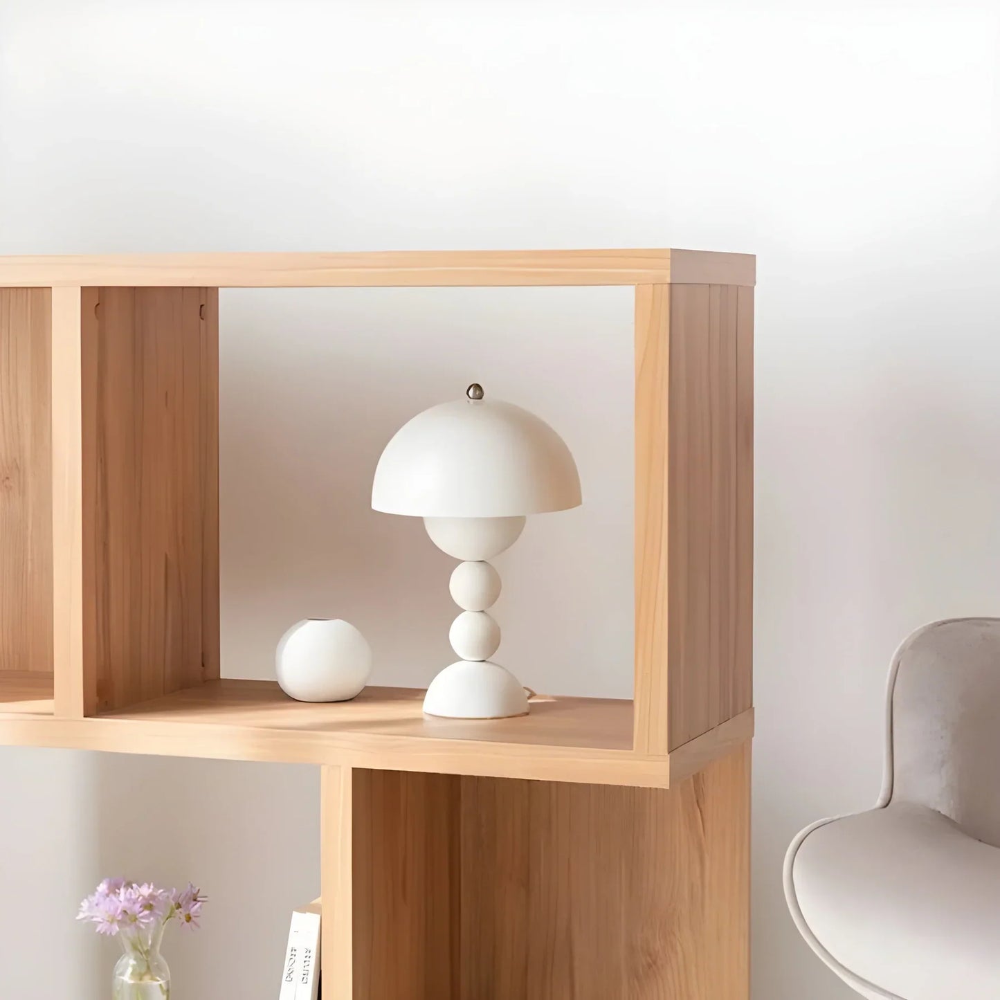 Moderne Tafellamp in Scandinavisch Ontwerp met Gouden Accenten
