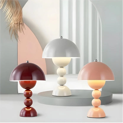 Moderne Tafellamp in Scandinavisch Ontwerp met Gouden Accenten