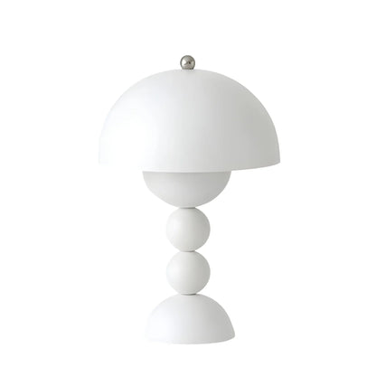 Moderne Tafellamp in Scandinavisch Ontwerp met Gouden Accenten