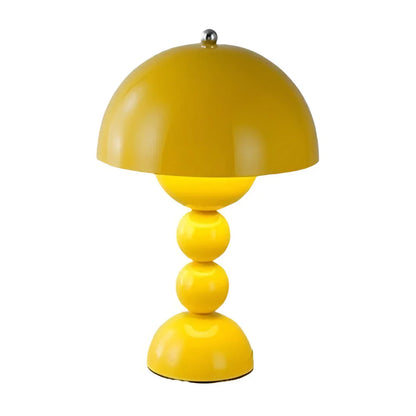 Moderne Tafellamp in Scandinavisch Ontwerp met Gouden Accenten