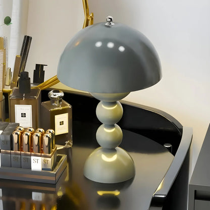 Moderne Tafellamp in Scandinavisch Ontwerp met Gouden Accenten