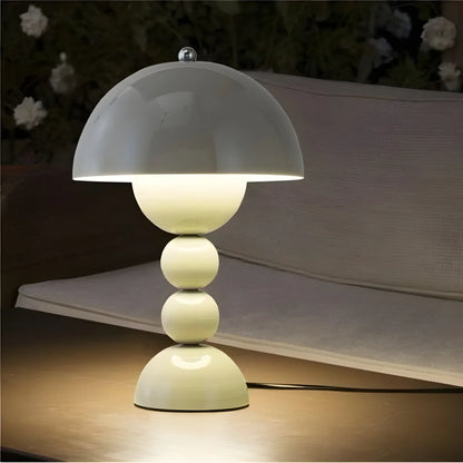 Moderne Tafellamp in Scandinavisch Ontwerp met Gouden Accenten