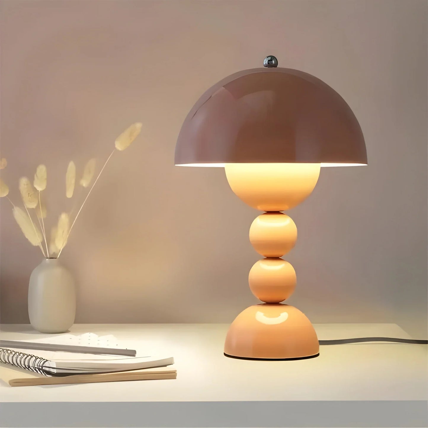 Moderne Tafellamp in Scandinavisch Ontwerp met Gouden Accenten