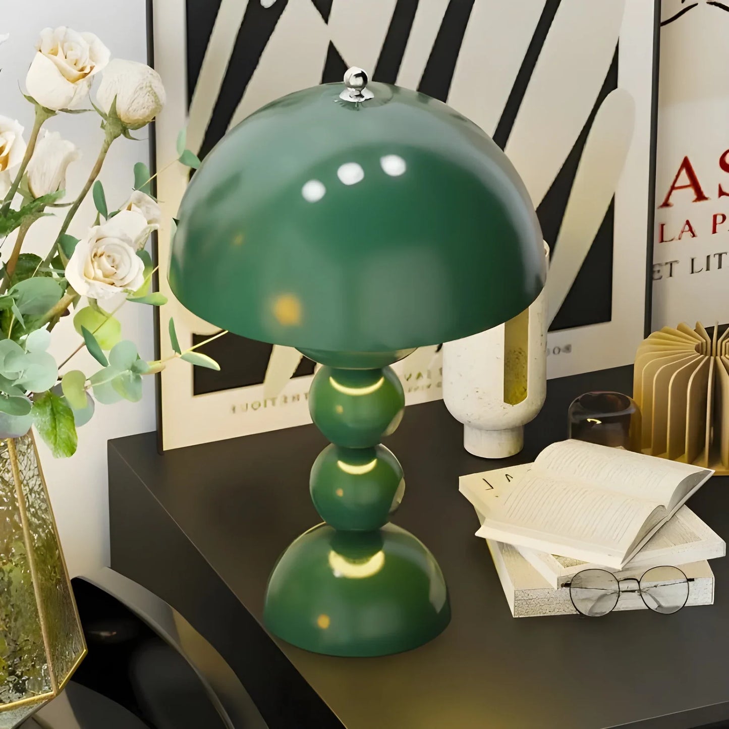 Moderne Tafellamp in Scandinavisch Ontwerp met Gouden Accenten