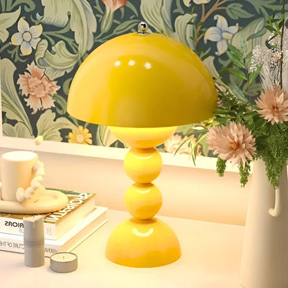 Moderne Tafellamp in Scandinavisch Ontwerp met Gouden Accenten