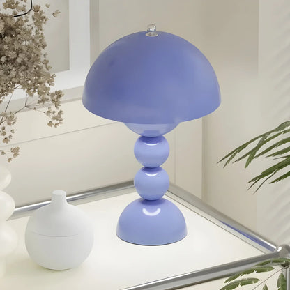 Moderne Tafellamp in Scandinavisch Ontwerp met Gouden Accenten
